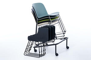 Auf dem Rollwagen können die Polsterstühle mit abmontiertem Schreibablar gestapelt transportiert werden